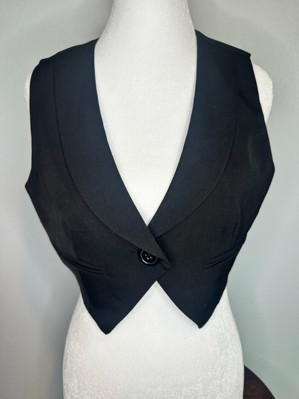 Guess Vintage Y2K Women's Black Cropped Tuxedo Style Vest - Medium
